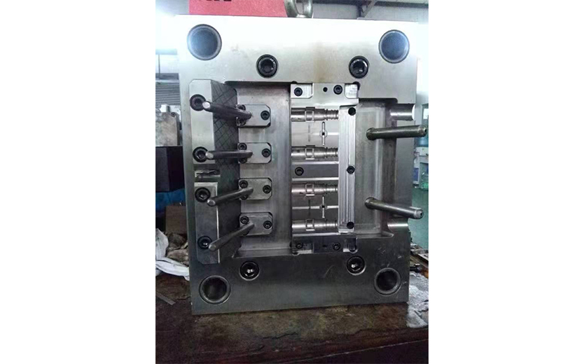 模內(nèi)旋轉(zhuǎn)雙色模具